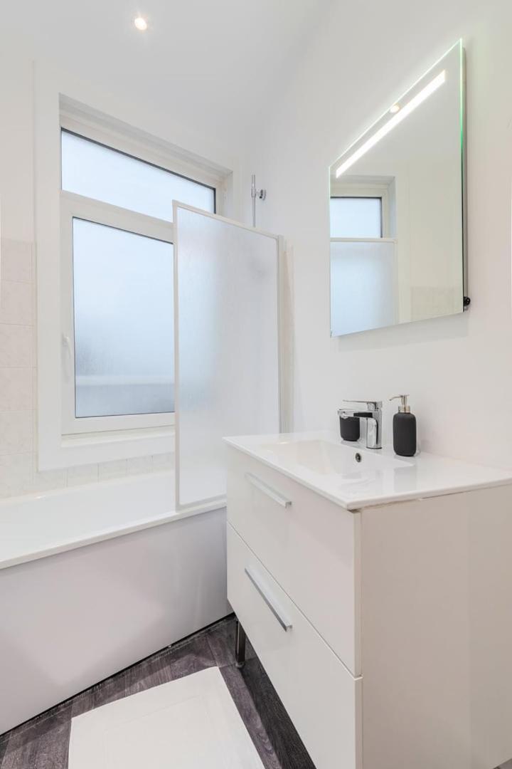 Apartment For 4 In Front Of Lille Flandres Station Exterior foto